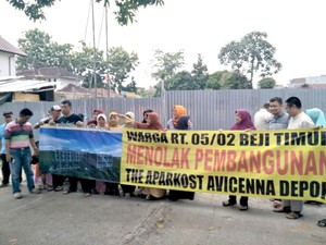 Rumah JJ Rizal Digeruduk dan Portal Jalan Dirusak