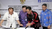 Hadir dalam acara tersebut Direktur MSDM, Umum dan Kepatuhan Perum Jamkrindo Sulis Usdoko, Direktur Fasilitas Pemanfaatan Data dan Dokumen David Yama, Dirjen Kependudukan dan Catatan Sipil Kementerian Dalam Negeri Zudan Arif Fakrulloh, Direktur Utama Perum Jamkrindo Randi Anto, Direktur Bisnis Penjaminan Perum Jamkrindo Amin Mas’udi. Foto: dok. Jamkrindo