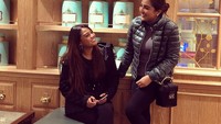 Di foto dengan gaya candid, Ashanty dan Aurel tampak gembira. Dengan latar aneka teko teh klasik yang cantik. Foto: Instagram @ashanty_ash  