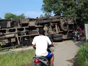 Truk Bermuatan Sabun Terguling Hingga Keluar Tol Palimanan-Kanci