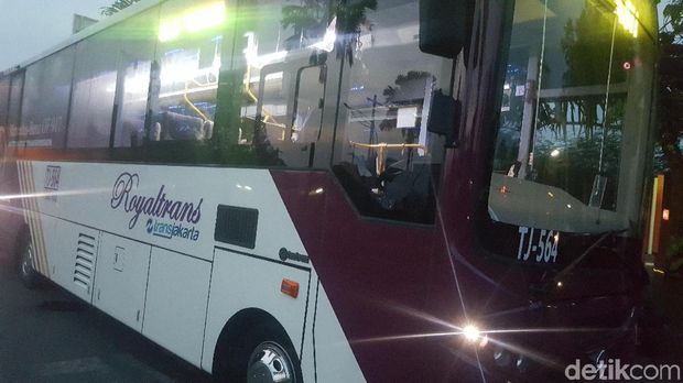 Bus Royaltrans rute Bekasi Barat-Blok M.
