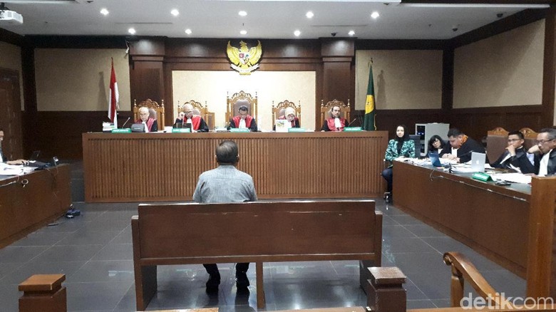 Saksi Sebut Bupati Rita Dapat Kantong Merah Usai Teken Izin Saksi Sebut Bupati Rita Dapat Kantong Merah Usai Teken Izin