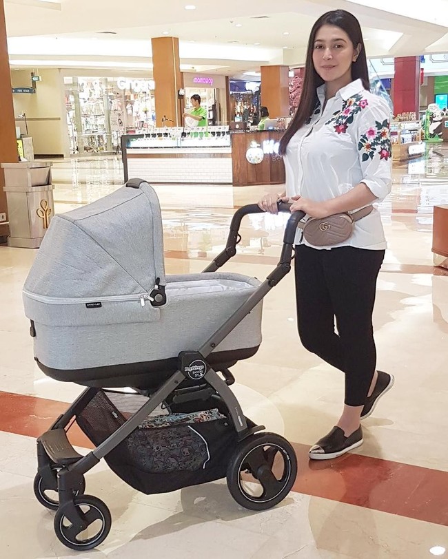 Nabila Syakieb melahirkan putri pertamanya di Rumah Sakit Pondok Indah (RSPI), Jakarta Selatan, 7 Februari 2018. Untuk sang putri yang dinamai Raqeema Ruby Radinal, Nabila memakai stroller dari brand Pegperego seri Book Plus 51 Modular seharga Rp 16 jutaan. Foto: Dok. Instagram birdsnbeesbaby