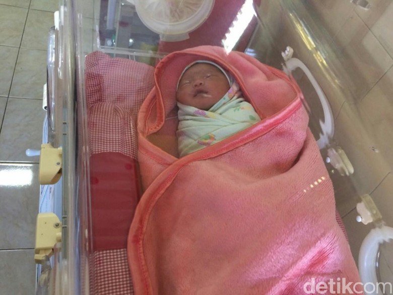 Suara Misterius Tuntun Pria Ciamis Temukan Bayi Dalam Kardus Suara Misterius Tuntun Pria Ciamis Temukan Bayi Dalam Kardus