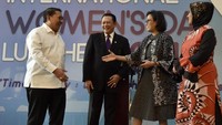 Fadli juga melempar senyum sesaat sebelum menjabat tangan Sri Mulyani yang mendapat penghargaan dari DPR. (Foto: ANTARA FOTO/Puspa Perwitasari)