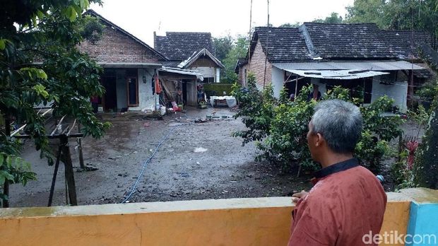 Rumah milik 3 warga terisolir akibat pembangunan tembok 1 meter.