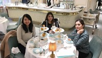 Datang ke Fortnum and Maison, wajib cicip beragam sajian blended tea yang populer, teh single origin hingga sajian teh unik seperti Bloody Mary Tea. Berkat keunikannya, Ashanty dan Aurelpun tak ingin melewatkan aftenoon tea di kafe cantik di London ini. Foto: Instagram @ashanty_ash    