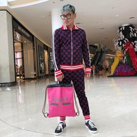 Begini gaya head-to-toe Gucci ala Uya Kuya. Ia memakai GG jacquard cotton jacket (US$ 1.850) yang dihiasi monogram Gucci nan ikonis itu, serta celana senada, GG jacquard jogging pant (US$ 1.250). Tidak ketinggalan tas Gucci Print leather drawstring backpack (US$ 1.980) dan Ace Gucci Signature sneakers (US$ 650). Jika ditotal, gaya Uya Kuya dengan barang-barang buatan Italia itu senilai US$ 5.730 atau sekitar Rp 80 juta. (Foto: Instagram/Uya Kuya)