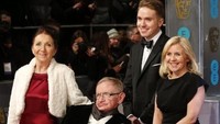 Ini momen Lucy menemani sang ayah menghadiri BAFTA Awards. Ada pula mantan istri Stephen Hawking, Jane Wilde (Foto: AFP)