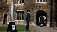 Di luar kapel, seorang petugas berdiri untuk mengarahkan masyarakat yang ingin menyampaikan ungkapan dukacita (Foto: REUTERS/Chris Radburn)