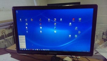 Monitor ini diceritakan punya seorang bos berusia 60 tahun, beginilah tampilan desktopnya. Foto: Boredpanda