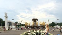 Kalau ini saat Alisa bersepeda di Moskow, Rusia (lis_manyonok/Instagram)