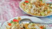Ketoprak Mang Jaya ini terlihat sungguh menggoda. Perpaduan bumbu kacang dengan bihun, tauge dan timun cocok dipadu bersama dengan kerupuk renyah. Harga seporsi ketoprak ini dibandrol Rp 8.000. Foto: Instagram @amungku.