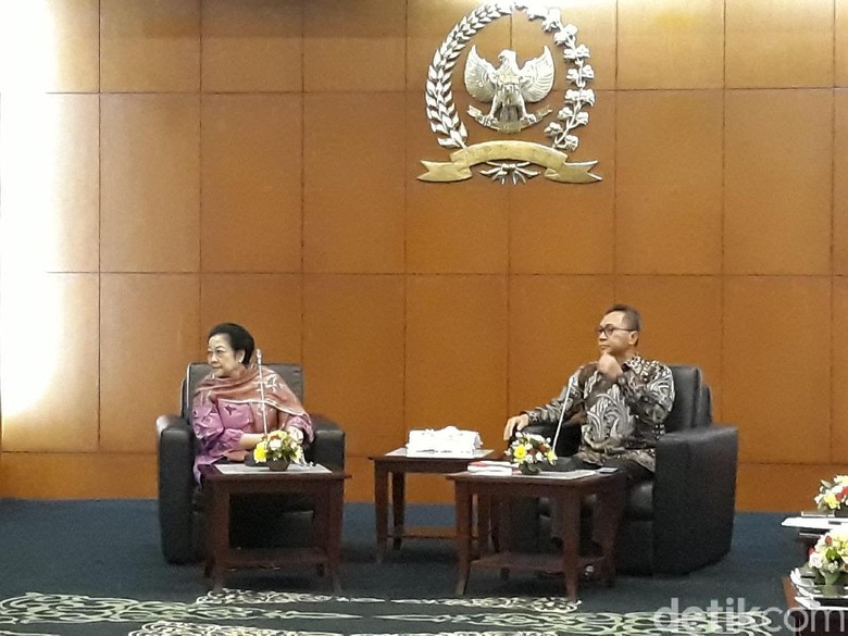 Megawati dan Zulkifli Hasan Gelar Pertemuan Tertutup di MPR Megawati dan Zulkifli Hasan Gelar Pertemuan Tertutup di MPR
