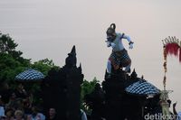 Melihat Aksi Hanoman Bebaskan Gadis Cantik di Uluwatu