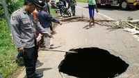 Jalur alternatif penghubung Kabupaten Purworejo-Wonosobo, Jawa Tengah tiba-tiba ambrol. Sebuah lubang menganga membuat separuh badan jalan tak bisa dilalui.
