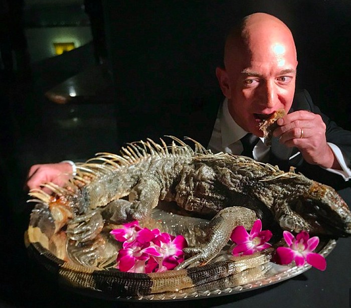 Jeff Bezos makan iguana panggang. Foto: Twitter Jeff Bezos makan iguana panggang. Foto: Twitter