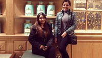  Tampil dengan sepatu sporty, Aurel Hermansyah dan Ashanty terlihat sedang berfoto di Fortnum and Maison, London. Foto: Instagram @ashanty_ash