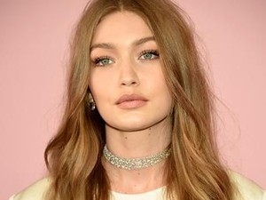 Ulang Tahun, Gigi Hadid Pakai Baju Olahraga dengan 2.300 Kristal Swarovski
