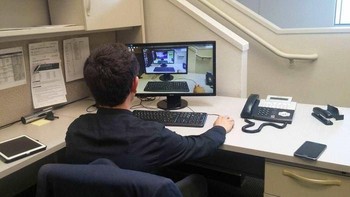 Super kreatif! Ia mengulang foto yang kemudian ia jadikan sebagai wallpaper deskop. Foto: Boredpanda