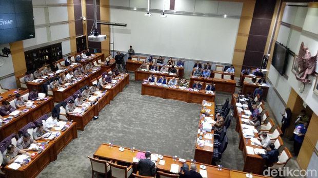 Rapat kerja Komisi III dan Polri