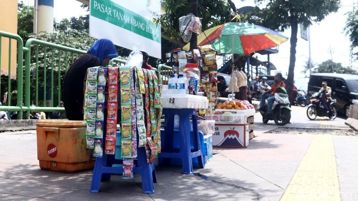 Trotoar seharusnya steril dari pedagang kaki lima (PKL). Namun trotoar di depan Pasar Tanah Abang Blok G dan F ini malah dijadikan lapak para PKL.