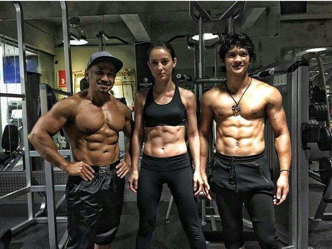 Penampakan perut Julie Estelle di foto Instagram Iko Uwais ini sempat membuat heboh media sosial. Pasalnya Julie termasuk selebriti yang jarang memamerkan perut ratanya di akun Instagramnya. Tak disangka selama ini di balik busananya, Julie memiliki perut six pack. Foto: Instagram