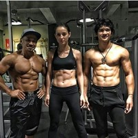 Penampakan perut Julie Estelle di foto Instagram Iko Uwais ini sempat membuat heboh media sosial. Pasalnya Julie termasuk selebriti yang jarang memamerkan perut ratanya di akun Instagramnya. Tak disangka selama ini di balik busananya, Julie memiliki perut six pack. Foto: Instagram