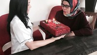 Meski tidak bisa datang di hari ulang tahun sang ibu, Cita tetap berikan kue red velvet berwarna merah lengkap dengan lilin untuk sang ibu tersayang. Foto: Instagram @cita_citata