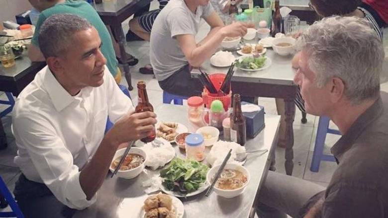 Meja Makan Tempat Obama Bersantap di Vietnam Diabadikan di Etalase Meja Makan Tempat Obama Bersantap di Vietnam Diabadikan di Etalase