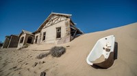 Kota hantu yang terkenal ini posisinya di bagian selatan gurun Namib, sekitar 10 km dari kota Lüderitz. Foto: Instagram/@evannaude.