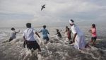Sakralnya Upacara Melasti di Bali Sambut Hari Raya Nyepi