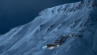 Ini adalah tambang batu bara yang sudah tidak beroperasi. Tambang ini ditemukan oleh warga Amerika Serikat (AS), John Longyear, yang kemudian namanya diambil untuk nama kampung ini, yaitu Longyearbyen. Foto: Instagram/mariasahai