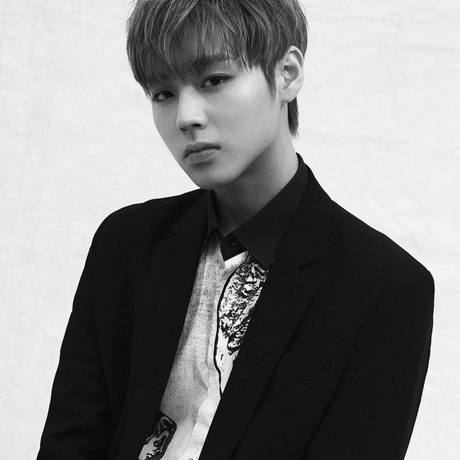 Jihoon memiliki ruam wajah di daerah sekitar pipinya. Untuk menghadapinya, anggota grup Korea Wanna One ini mengatakan ia sering memakai masker untuk menenangkan kulit wajahnya jika sedang muncul kemerahan. Foto: istimewa