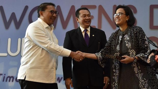 Senyum semringah Sri Mulyani dan Fadhli Zon bersalaman di DPR