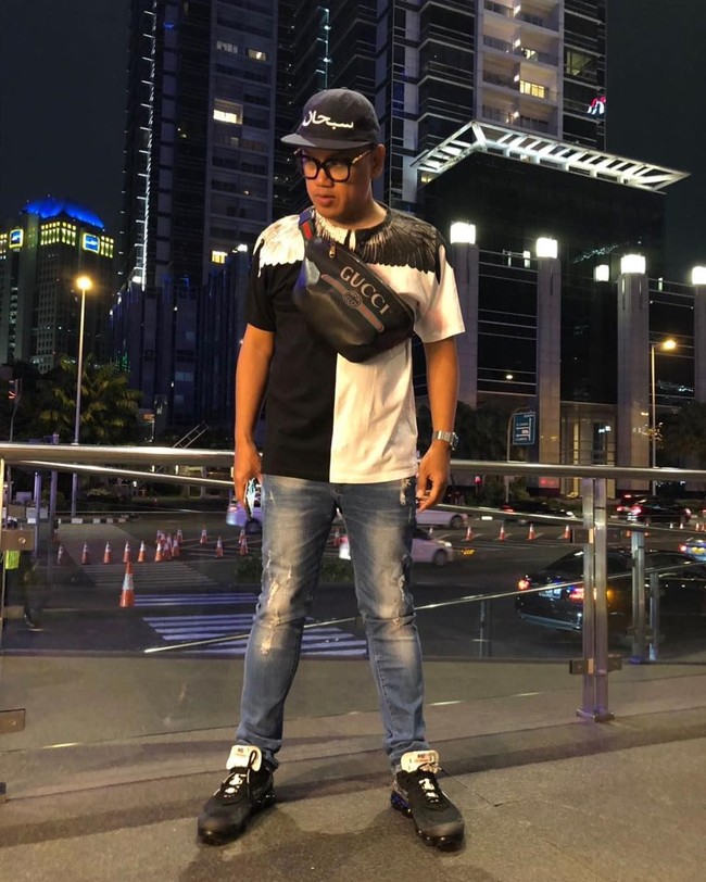 Uya Kuya adalah penggemar berat koleksi rumah mode Gucci. Di foto ini, Uya Kuya berpose dengan Gucci Print leather belt bag yang dibandrol US$ 1.290 atau sekitar Rp 18 juta. Kaus monokromnya berlabel Marcelo Burlo, yang dipadu dengan jeans Supreme dan sneakers Vapor kolaborasi Nike dan Off-White. (Foto: Instagram/Uya Kuya)