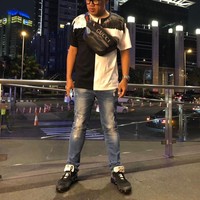 Uya Kuya adalah penggemar berat koleksi rumah mode Gucci. Di foto ini, Uya Kuya berpose dengan Gucci Print leather belt bag yang dibandrol US$ 1.290 atau sekitar Rp 18 juta. Kaus monokromnya berlabel Marcelo Burlo, yang dipadu dengan jeans Supreme dan sneakers Vapor kolaborasi Nike dan Off-White. (Foto: Instagram/Uya Kuya)