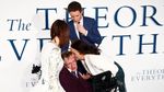 Potret Kisah Cinta Rumit Stephen Hawking