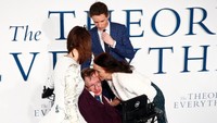 Setelah bercerai dengan istri keduanya, Stephen Hawking dikabarkan kembali dekat dengan istri pertamanya serta anak dan cucu-cucunya. Kisah perjalanan hidup dan juga kisah cintanya ini sempat diabadikan lewat film The Theory of Everything (Foto: REUTERS/Paul Bates)