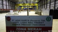 Sejumlah pekerja sedang membuat U-Shape Girder untuk LRT Jabodebek.