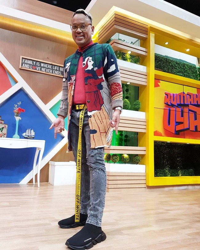 Di foto ini, sneakers hitam Balenciaga menjadi andalan Uya Kuya. Menyerupai kaus kaki, sepatu ini dijual seharga US$ 750 atau sekitar Rp 10 juta. (Foto: Instagram/Uya Kuya)