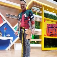 Di foto ini, sneakers hitam Balenciaga menjadi andalan Uya Kuya. Menyerupai kaus kaki, sepatu ini dijual seharga US$ 750 atau sekitar Rp 10 juta. (Foto: Instagram/Uya Kuya)