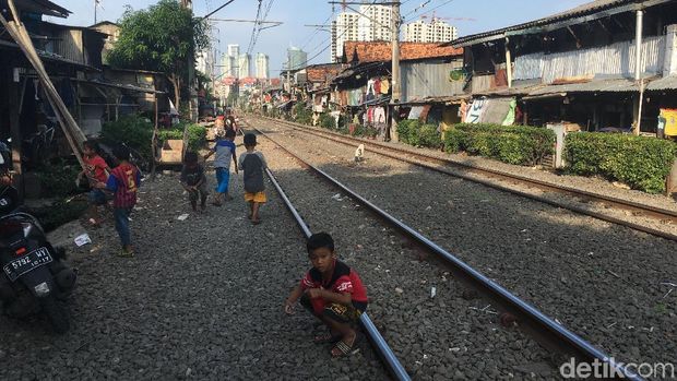 Bocah bermain bebas di tepi rel karena tak ada sarana bermain lain