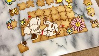 Ada banyak potongan puzzle! Kalau diacak pasti bingung yang mana yang bagian kue berlukis snoopy dan anak anjing berwarna kuning. Kreasi ini dibuat oleh pembuat kue asal Jepang. Foto: Instagram @serinaaa24