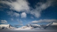 Begini suasana langit di Longyearbyen saat malam hari. Bisa kelihatan kan bedanya dengan siang hari? Foto: Instagram/mariasahai