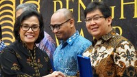 Executive Vice President Finance & Corporate Planning Division BCA Raymon Yonarto menerima penghargaan dari Menteri Keuangan Sri Mulyani. Istimewa/BCA.