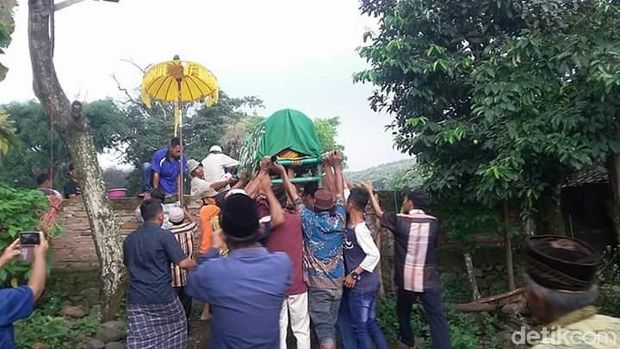 Tembok akhirnya dibongkar dan dibuat pagar besi sebatas untuk mengangkat jenazah.
