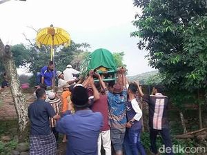Ada Jenazah Harus Lompati Pagar untuk Dimakamkan