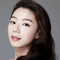Park Soo Jin memiliki masalah kulit kering. Dalam acara Star Beauty Road, ia membagi tips untuk menjaga agar kulitnya tetap terhidrasi. Setelah mencuci mukanya, ia memakai semprotan wajah untuk menambahkan kelembabapan. Sehabis itu, ia memakai masker untuk wajah dan leher dan dibiarkan selama 20 menit. Lalu diakhiri dengan memakai facial oil untuk semakin melembapkan kulit wajah. Foto: istimewa