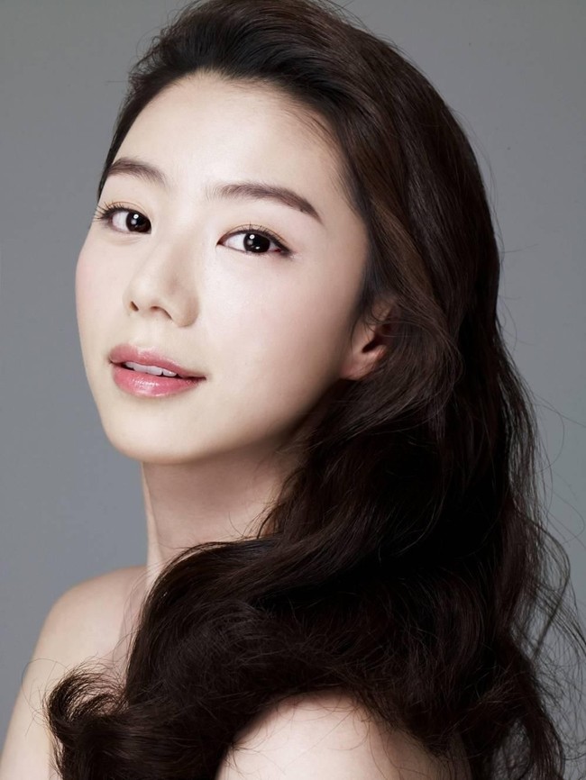 Park Soo Jin memiliki masalah kulit kering. Dalam acara Star Beauty Road, ia membagi tips untuk menjaga agar kulitnya tetap terhidrasi. Setelah mencuci mukanya, ia memakai semprotan wajah untuk menambahkan kelembabapan. Sehabis itu, ia memakai masker untuk wajah dan leher dan dibiarkan selama 20 menit. Lalu diakhiri dengan memakai facial oil untuk semakin melembapkan kulit wajah. Foto: istimewa